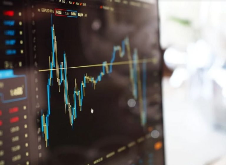 Η «Όμικρον» πλήττει τα commodities – Κλυδωνισμοί ακόμα και στον χρυσό