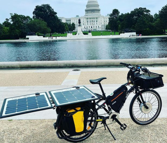 Διασχίζει τις ΗΠΑ με μοτοποδήλατο που παίρνει ενέργεια από τον ήλιο
