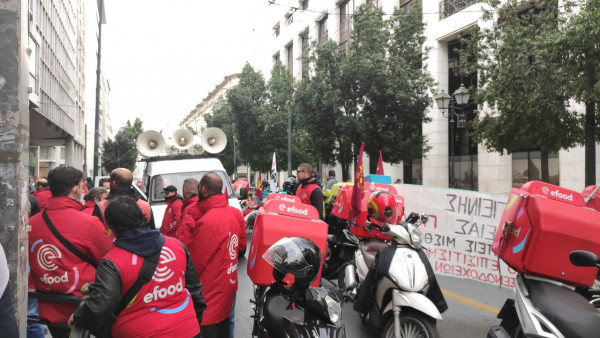 Ρολά στην εστίαση – Πορεία εργαζομένων στο κέντρο της Αθήνας [Εικόνες και Βίντεο]