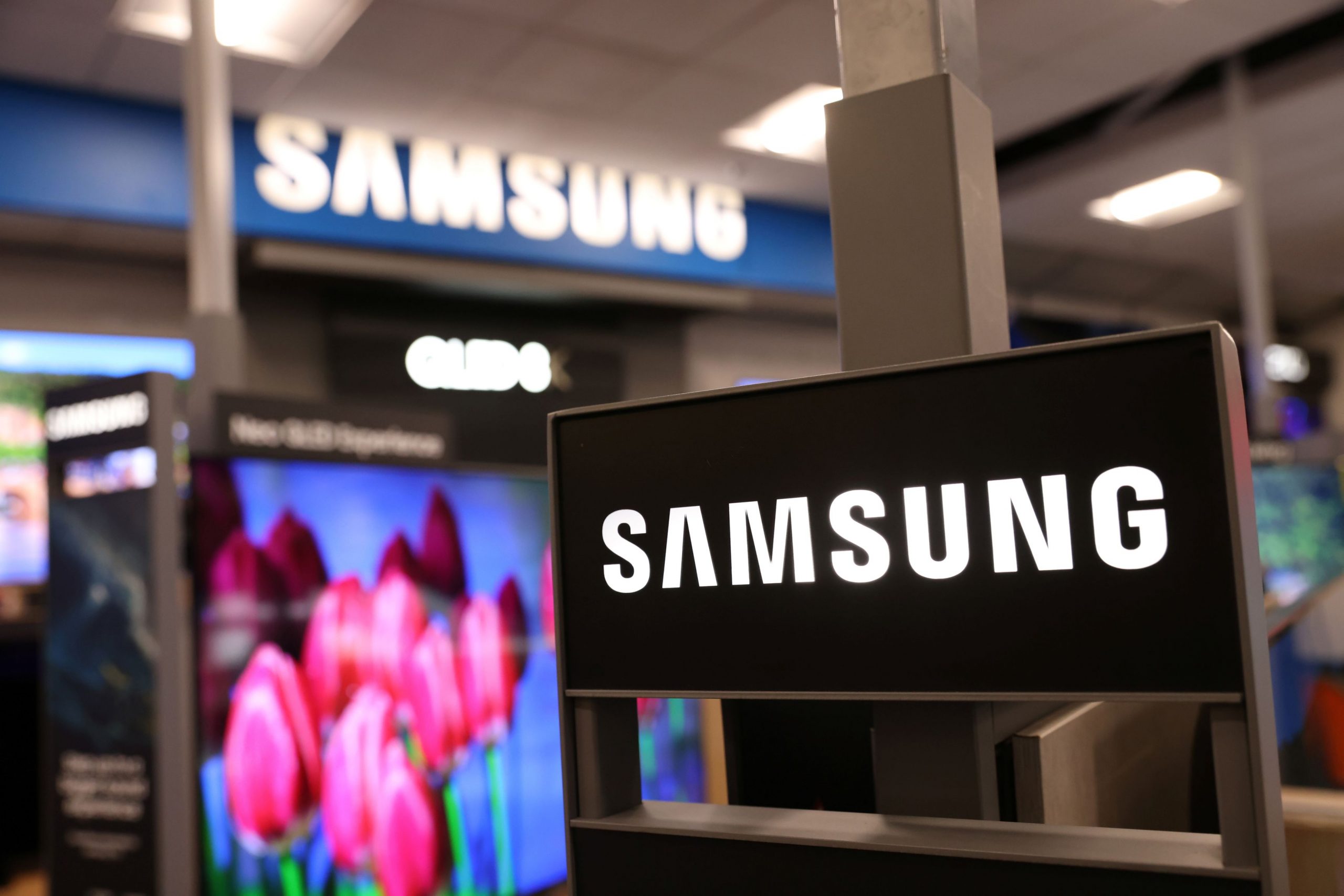 Samsung: Συνεχίζει τις επενδύσεις σε ημιαγωγούς, παρά το χαμηλό 8ετίας στα κέρδη