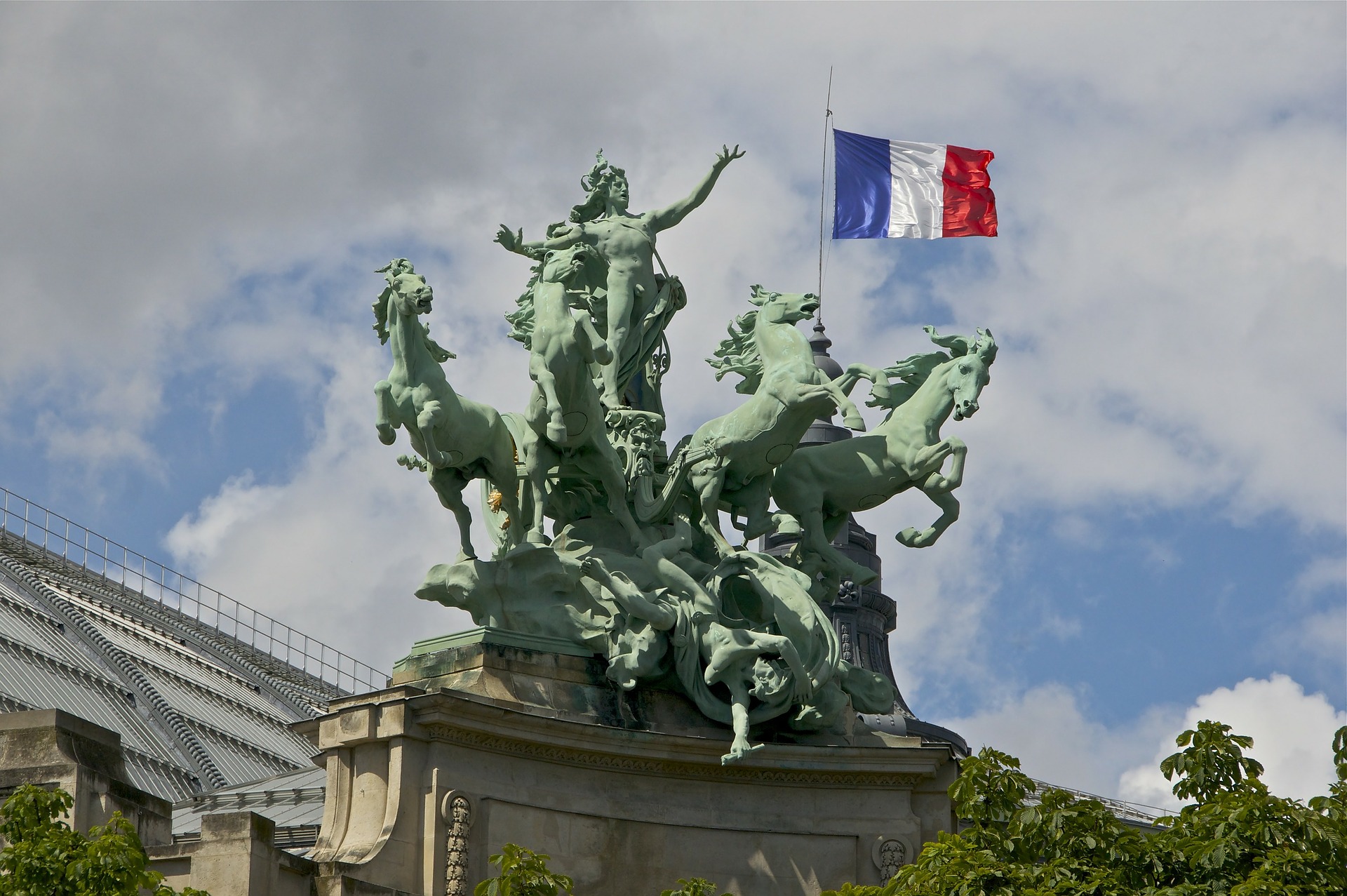 Η γαλλική σημαία άλλαξε… χρώμα αλλά κανείς δεν το κατάλαβε!