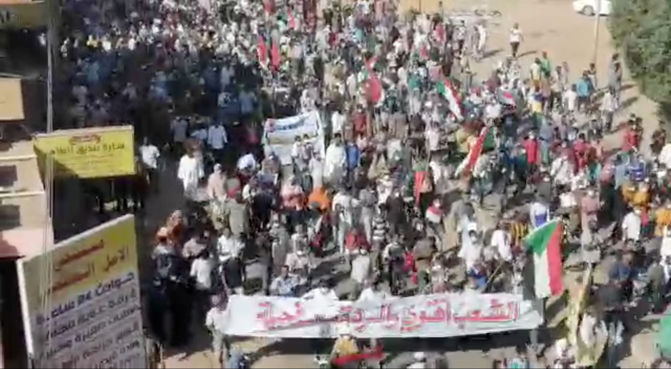 Σουδάν – Μαζικές διαδηλώσεις κατά πραξικοπηματιών με έναν νεκρό