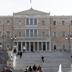 Revolut: Περικοπές δαπανών θα κάνουν 8 στους 10 Ελληνες το 2026