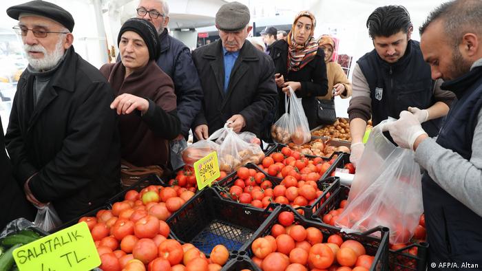 Τουρκία – Αδειάζει συνεχώς το καλάθι της νοικοκυράς