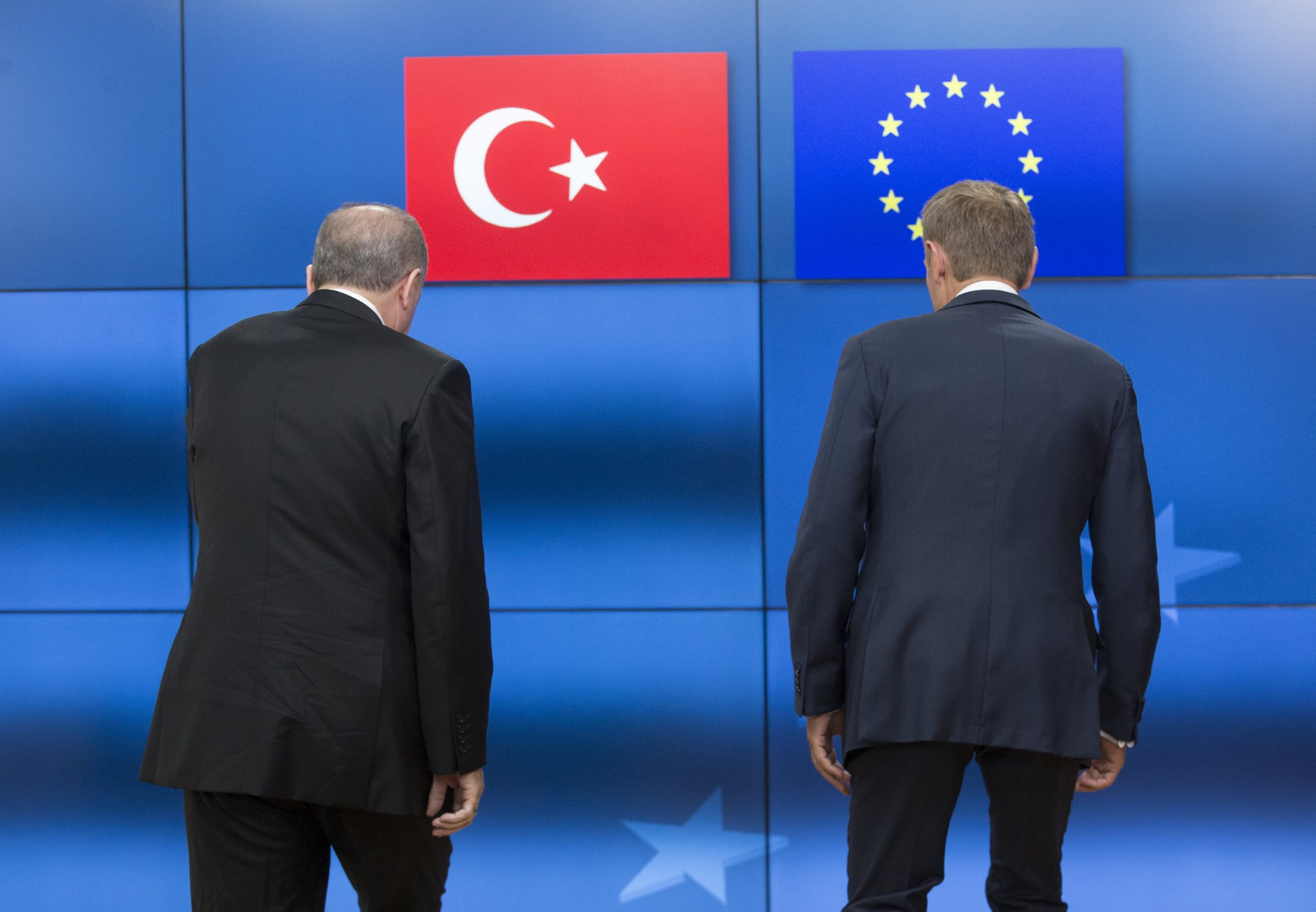 Η λίρα, ο Αλλάχ και μια πρόταση-σοκ: Η Τουρκία να υιοθετήσει το ευρώ!