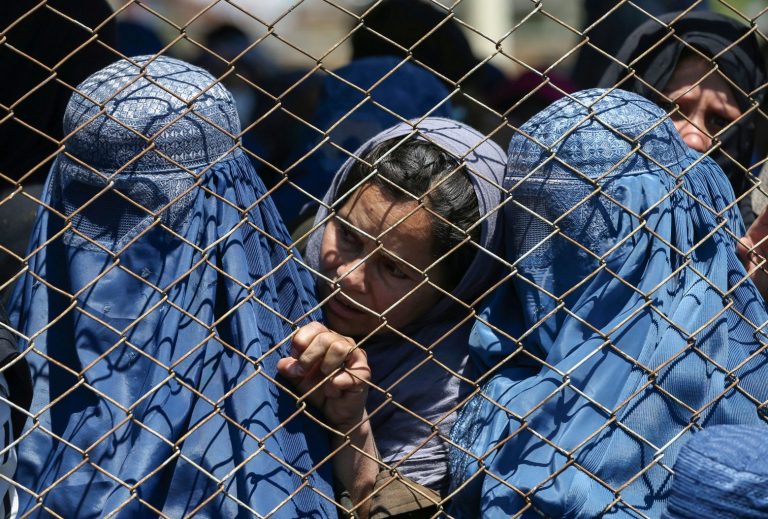 Ταλιμπάν – Απαγορεύουν στις γυναίκες να ταξιδεύουν σε μεγάλες αποστάσεις χωρίς να συνοδεύονται