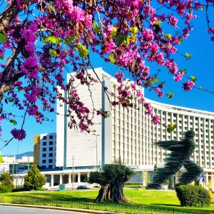 ΤΕΜΕΣ: Το λιφτινγκ στο Hilton, η ανάπτυξη στο Ελληνικό και η μεγάλη άφιξη στο Costa Navarino