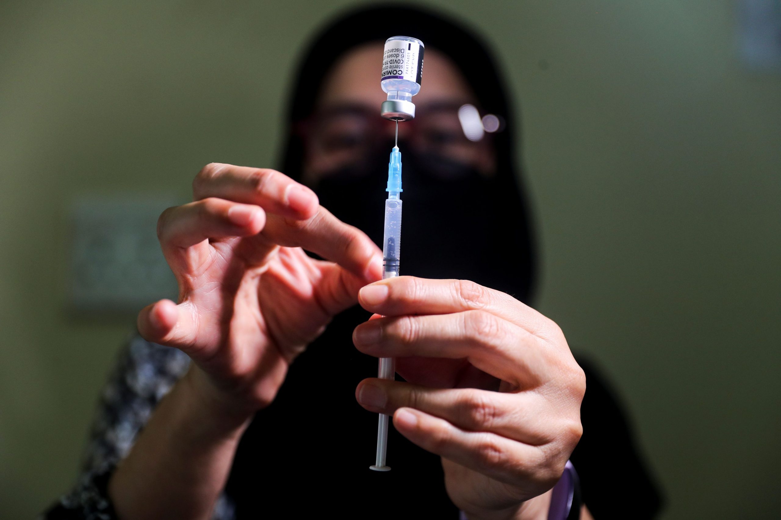 Εμβόλιο Pfizer – Φόβοι ότι οι δύο δόσεις δεν «πιάνουν» την παραλλαγή Όμικρον