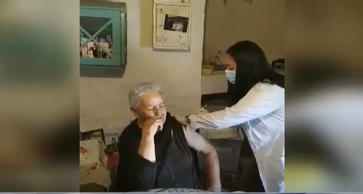 Εμβολιάστηκε η κυρά Ρηνιώ, η μοναδική κάτοικος της Κινάρου [Video]