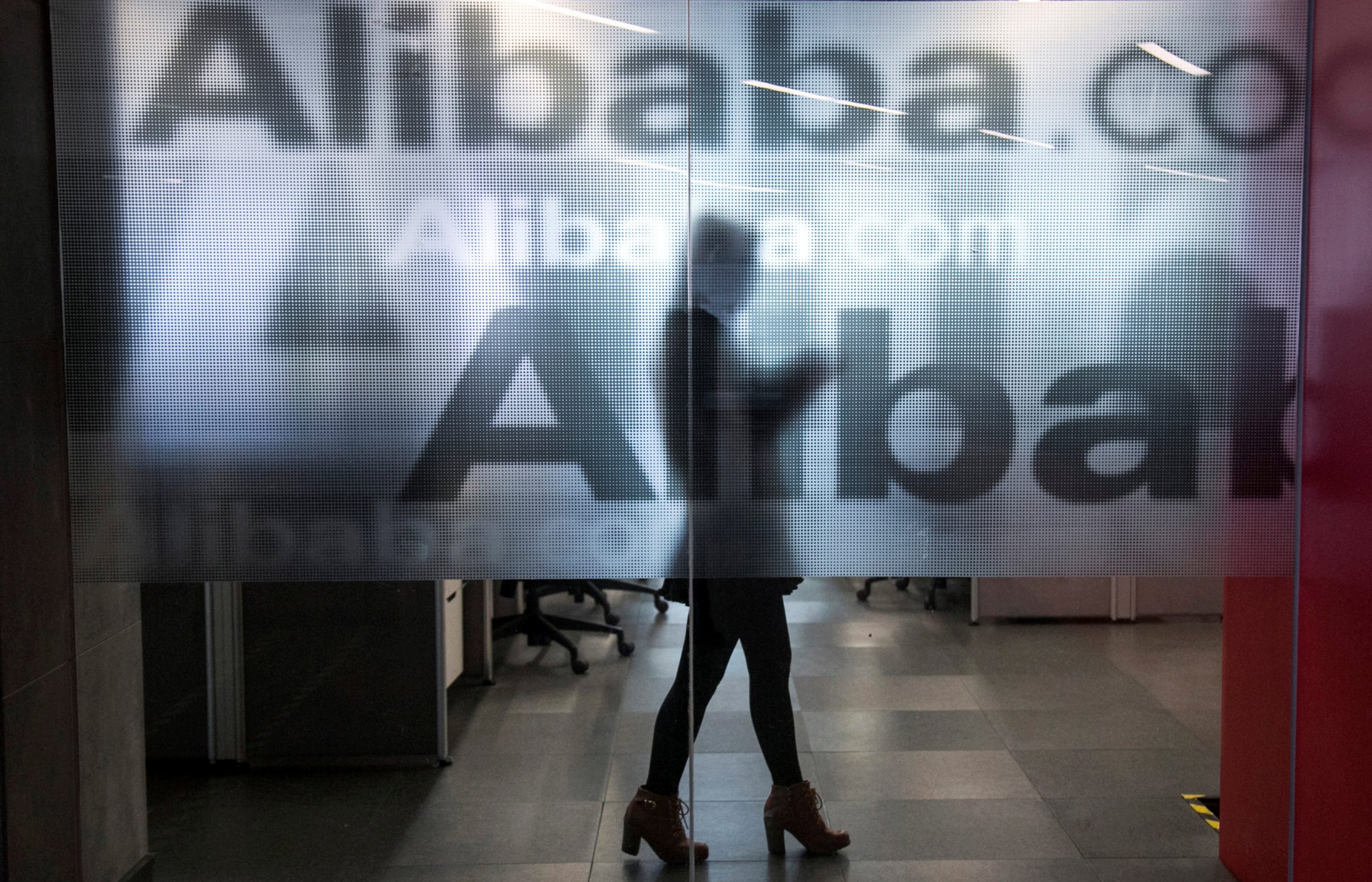 Ο «λάθος» Μα γκρεμίζει τη μετοχή της Alibaba