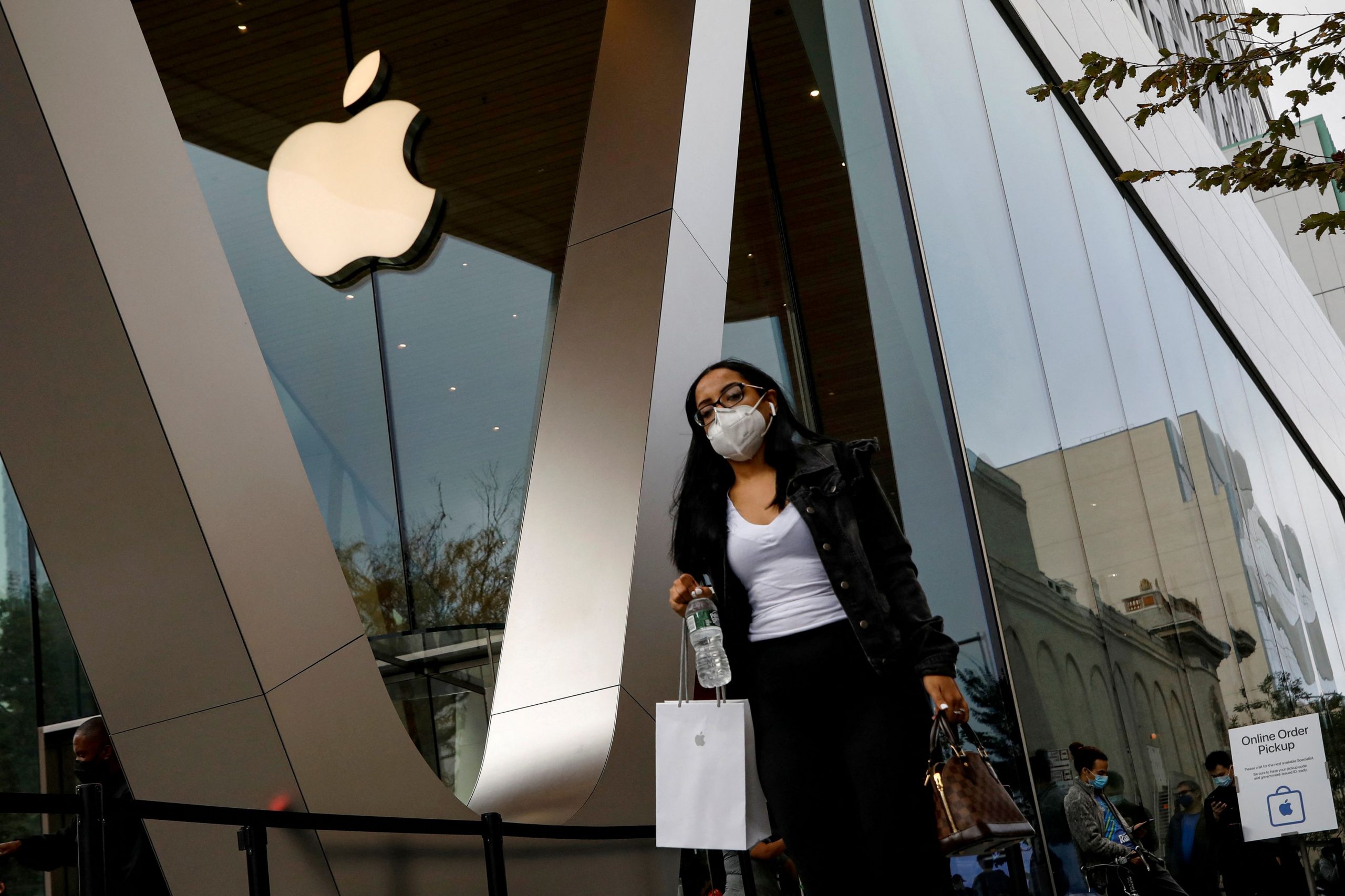 Apple – Μια ανάσα από το γίνει η πρώτη εταιρεία με 3 τρισ. δολ. χρηματιστηριακής αξίας