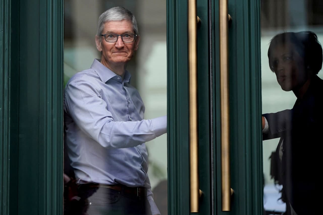 Apple: Στη Σανγκάη ο CEO Τιμ Κουκ με φόντο το χτύπημα στα iphone