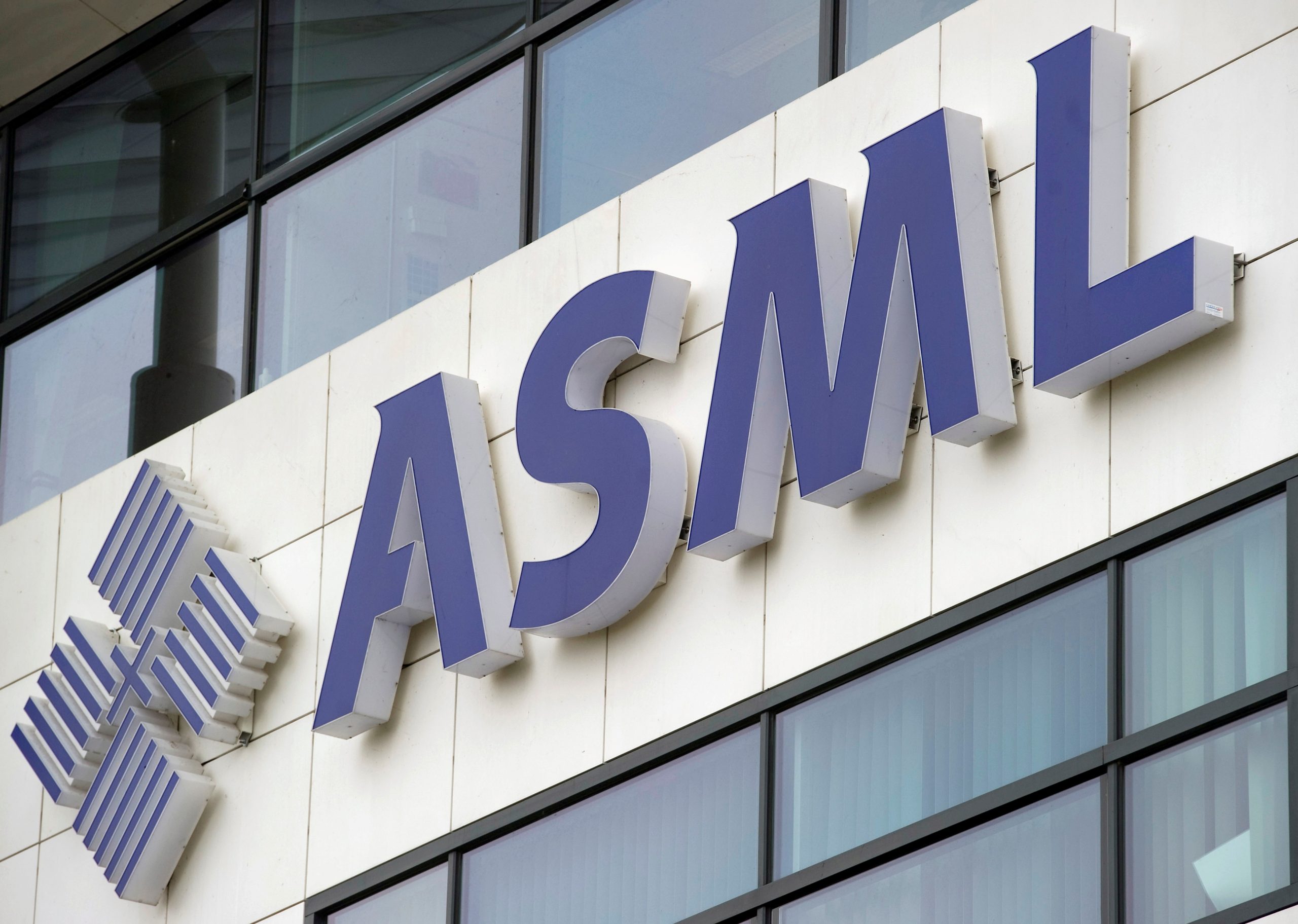 ASML: Έγιναν βήματα προς τη συμφωνία για τον περιορισμό των εξαγωγών προς την Κίνα
