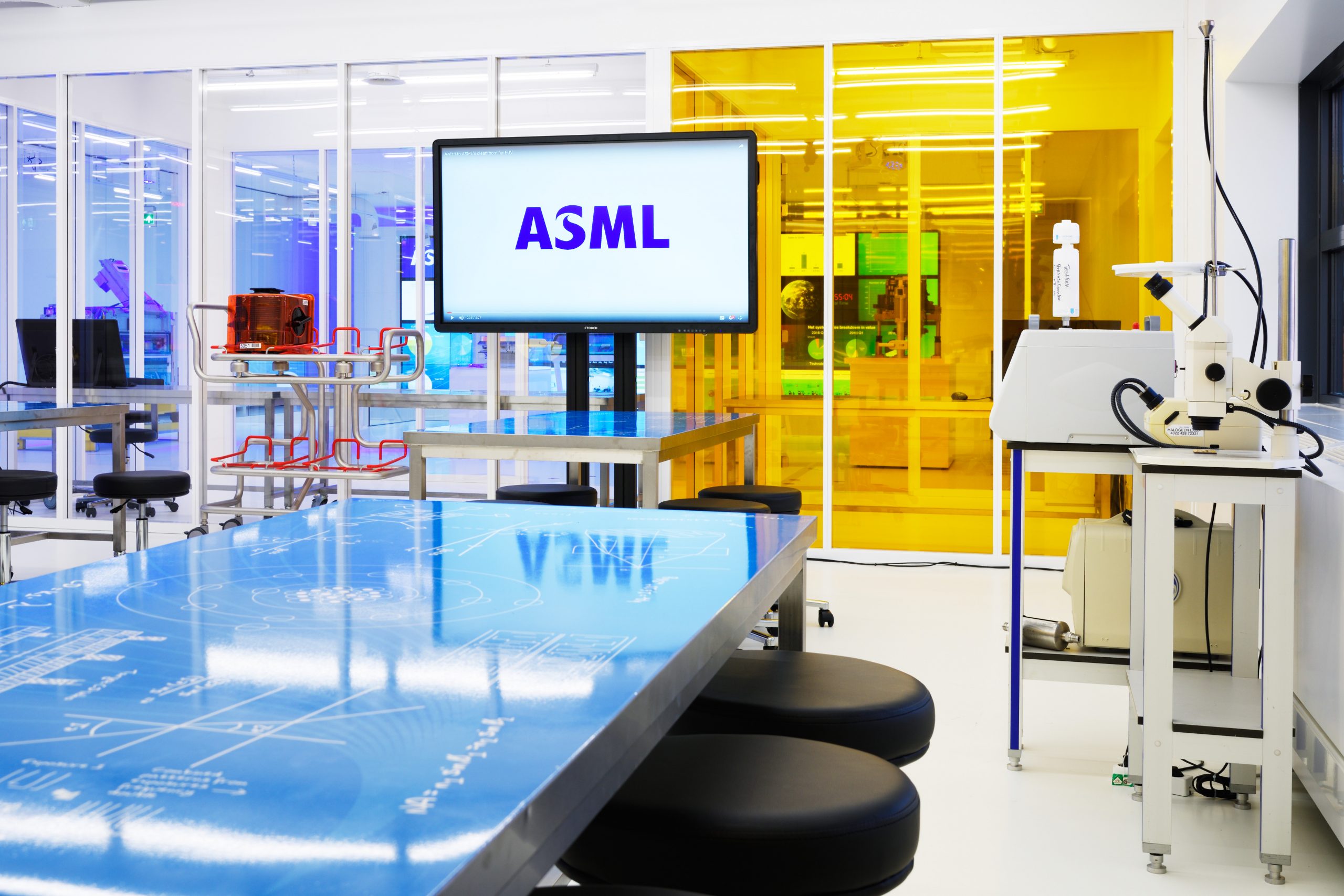 ASML: Ο ολλανδικός κολοσσός τεχνολογίας τσιπ μείωσε τις προοπτικές πωλήσεων