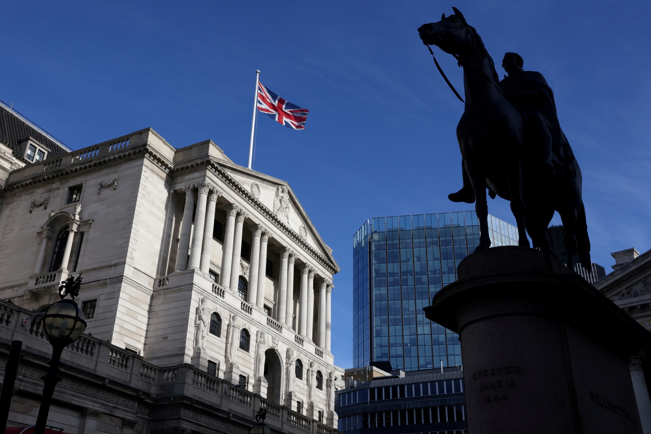 Τράπεζα της Αγγλίας: Διατηρεί για δεύτερη φορά τα επιτόκια στο 5,25%