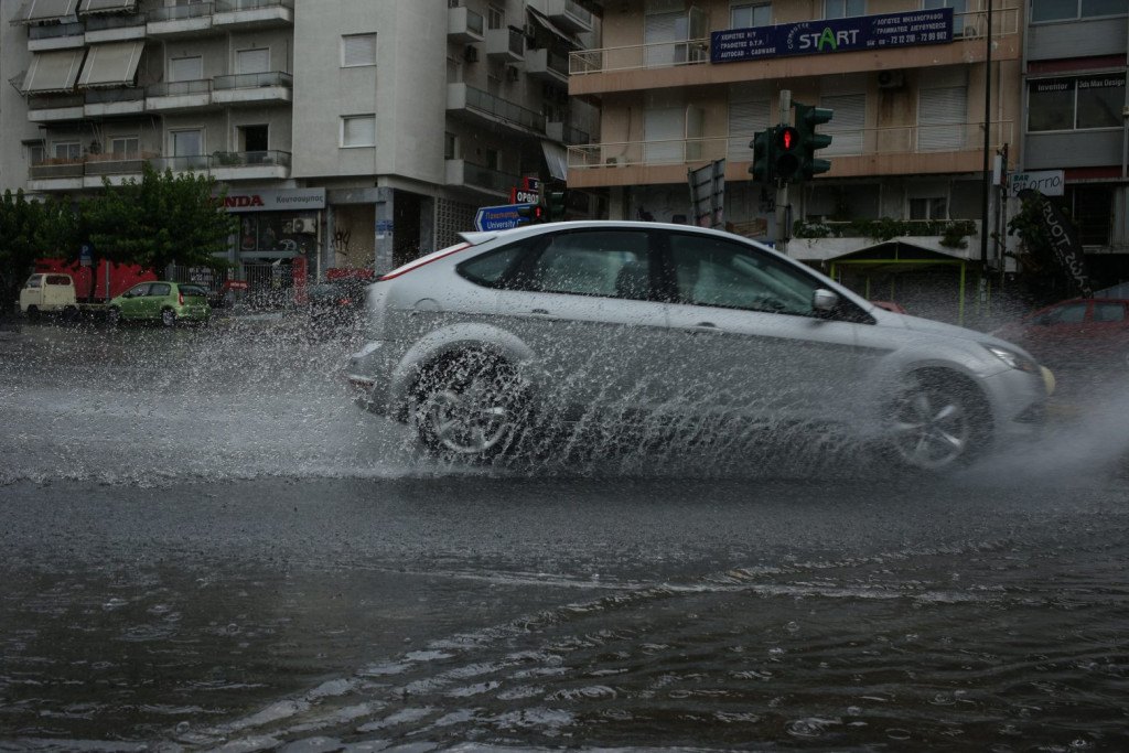 Καιρός: Νεφώσεις με τοπικές βροχές τη Δευτέρα – Πού θα εκδηλωθούν καταιγίδες