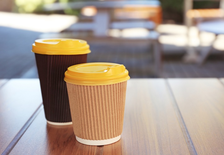 ΥΠΕΝ – Ακριβαίνουν από την 1η Ιανουαρίου οι πλαστικές συσκευασίες καφέ και τροφίμων