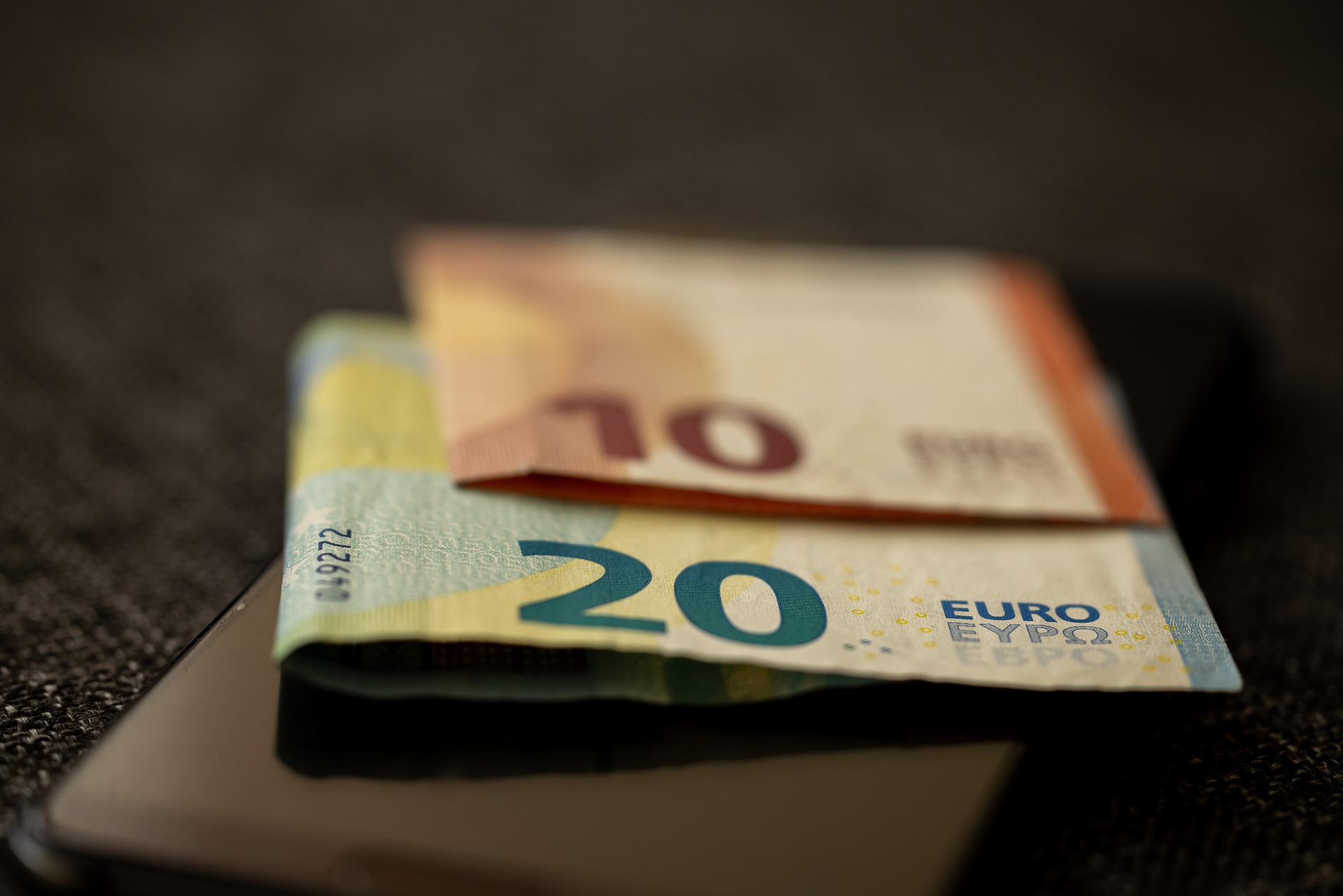 Eurostat – Στα 34,1 δισ. ευρώ οι προσωπικές μεταφορές χρημάτων εκτός ΕΕ το 2020