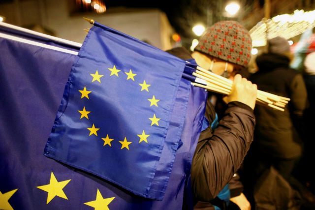 Κλιμακώνεται η αντιπαράθεση ΕΕ-Πολωνίας, στρατηγικό το διακύβευμα