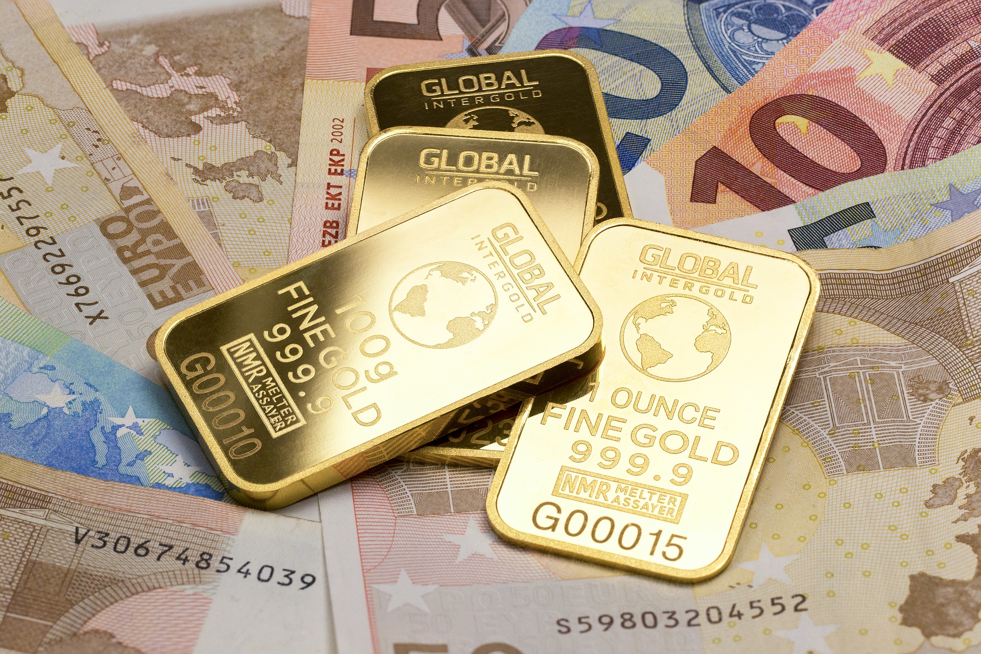 Χρυσός – Σκαρφάλωσε σε υψηλό μηνός με το δολάριο υποχωρεί