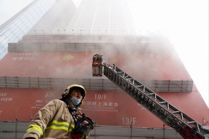 Χονγκ Κονγκ – Πυρκαγιά στον ουρανοξύστη του Παγκόσμιου Κέντρου Εμπορίου – Εκατοντάδες εγκλωβισμένοι [Video]