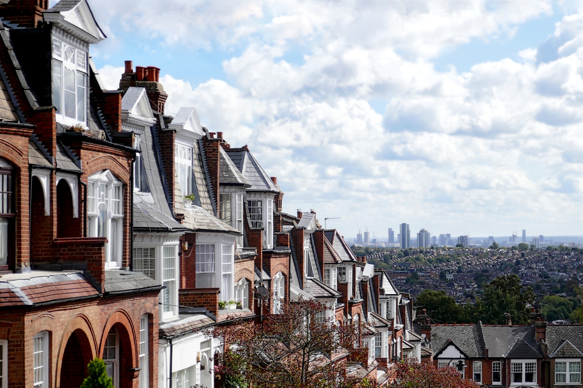 Λονδίνο – Ποσό-ρεκόρ για αγορά μεγαλύτερων σπιτιών εκτός πρωτεύουσας
