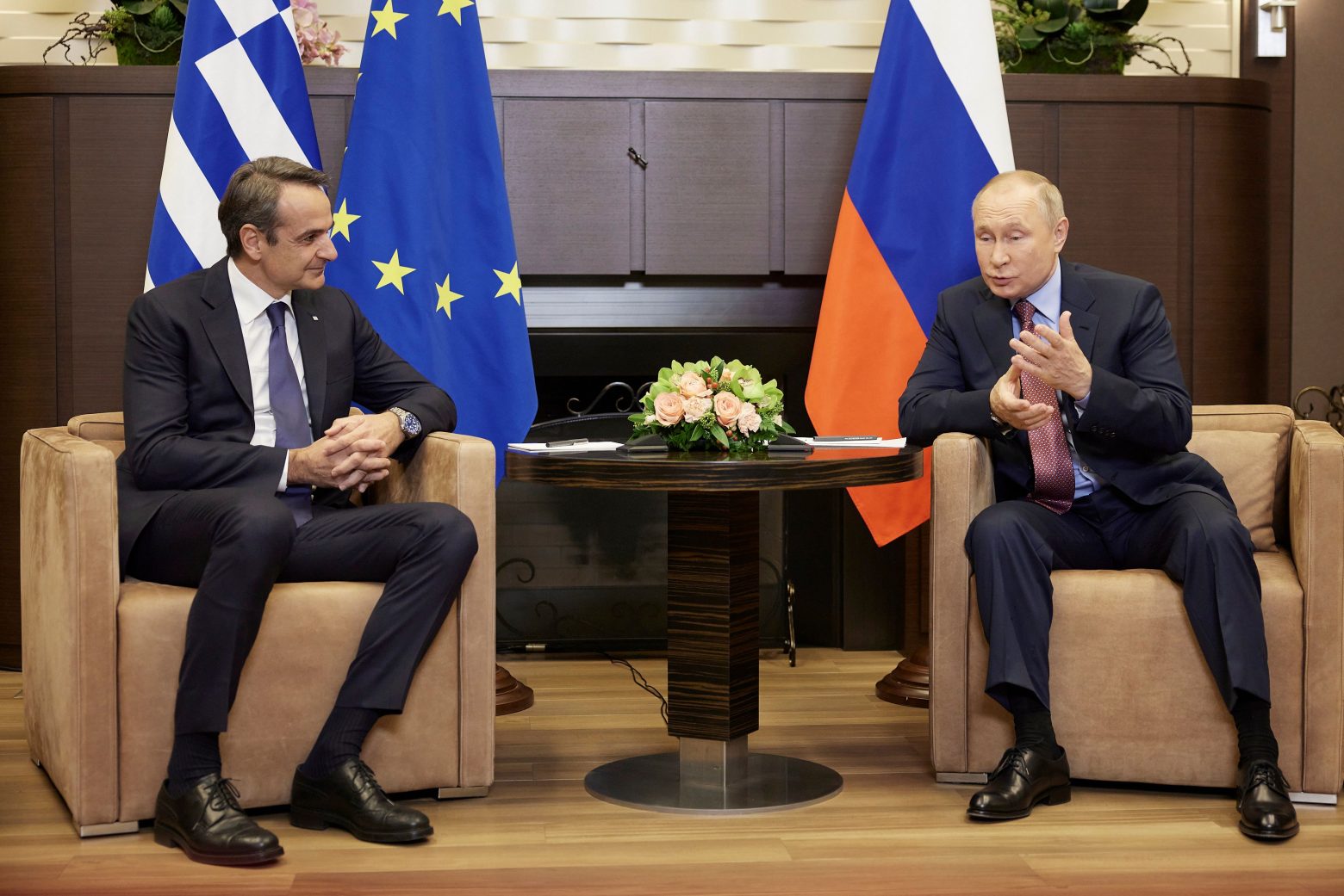 Mitsotakis received by Putin for talks in Sochi; east Med, Cyprus issue dominate talks 