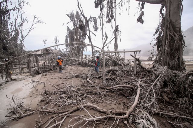 Iνδονησία – Στους 14 οι νεκροί από την έκρηξη του ηφαιστείου Σεμέρου, δεκάδες οι τραυματίες