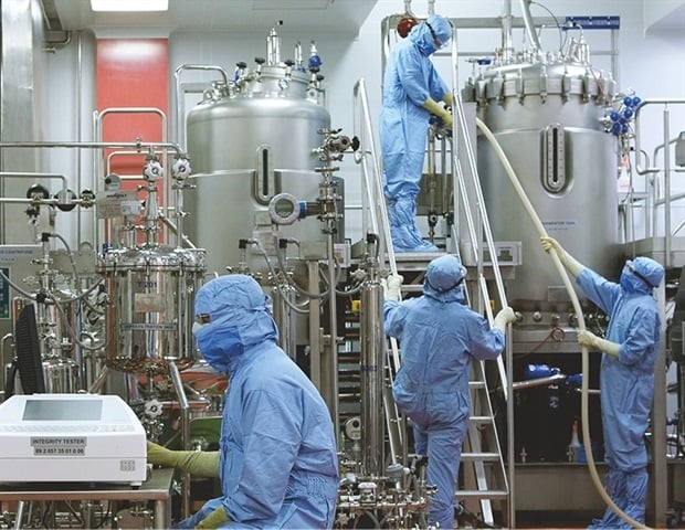 Eμβόλια – Ο μεγαλύτερος κατασκευαστής του κόσμου μειώνει την παραγωγή για Covid-19 λόγω έλλειψης… ζήτησης