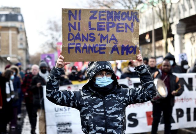 Γαλλία – Μεγάλη αντιφασιστική διαδήλωση παράλληλα με την πρώτη προεκλογική συγκέντωση του Ερίκ Ζεμούρ