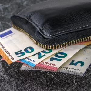 Ελληνικά νοικοκυριά: Εξακολουθούν να διαθέτουν το μεγαλύτερο μέρος του μηνιαίου εισοδήματος σε βασικές ανάγκες.