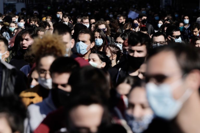 Κορωνοϊός: Πότε αναμένεται αποκλιμάκωση της πανδημίας – Μέχρι πότε θα φοράμε μάσκα