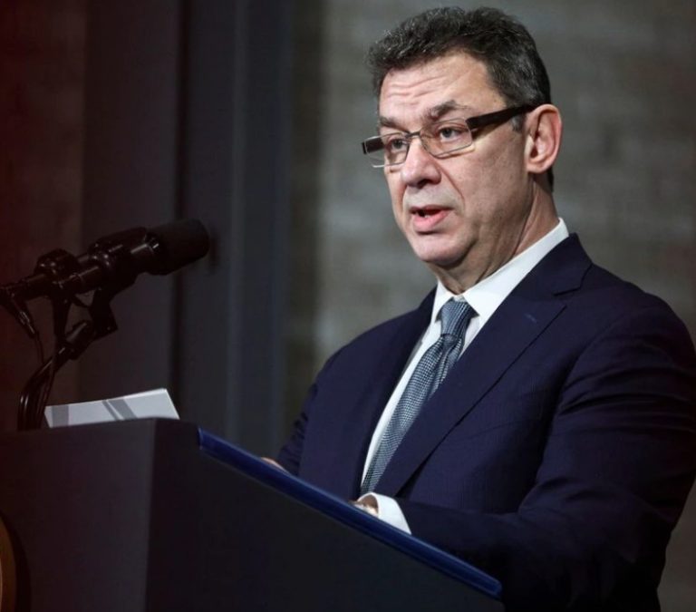Άλμπερτ Μπουρλά – Και τέταρτη δόση πριν τον ετήσιο εμβολιασμό – Δεν θα φύγει εύκολα ο ιός