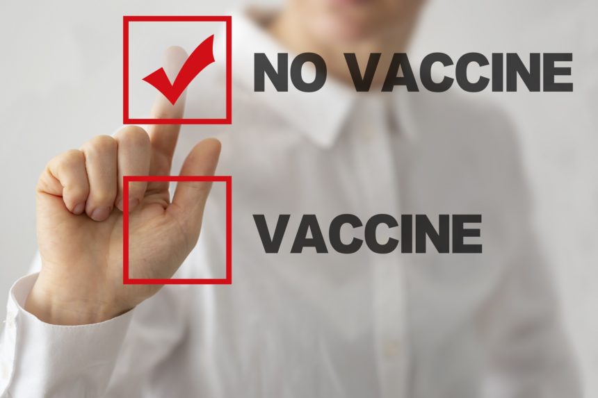 Ή εμβολιάζεστε ή απολύεστε…