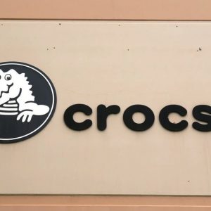 Crocs: Έκανε την πανδημία ευκαιρία και έκτοτε μεγαλουργεί  