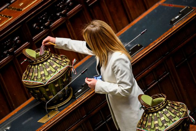 Μελόνι: Νίκη στη Βουλή, νέες δαπάνες 35 δισ. το 2023