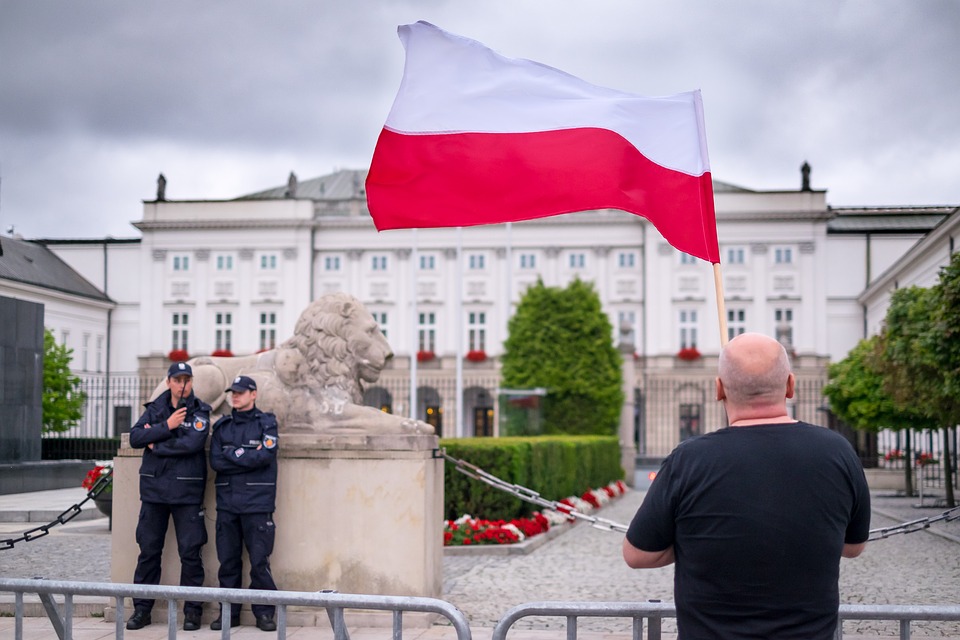 Κομισιόν – Διεκδικεί από την Πολωνία τουλάχιστον 69 εκατ. ευρώ από πρόστιμα