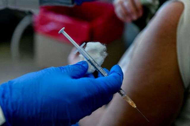 Κορωνοϊός: Εμβολιάστηκαν 15.000 πολίτες μετά την επιβολή του προστίμου