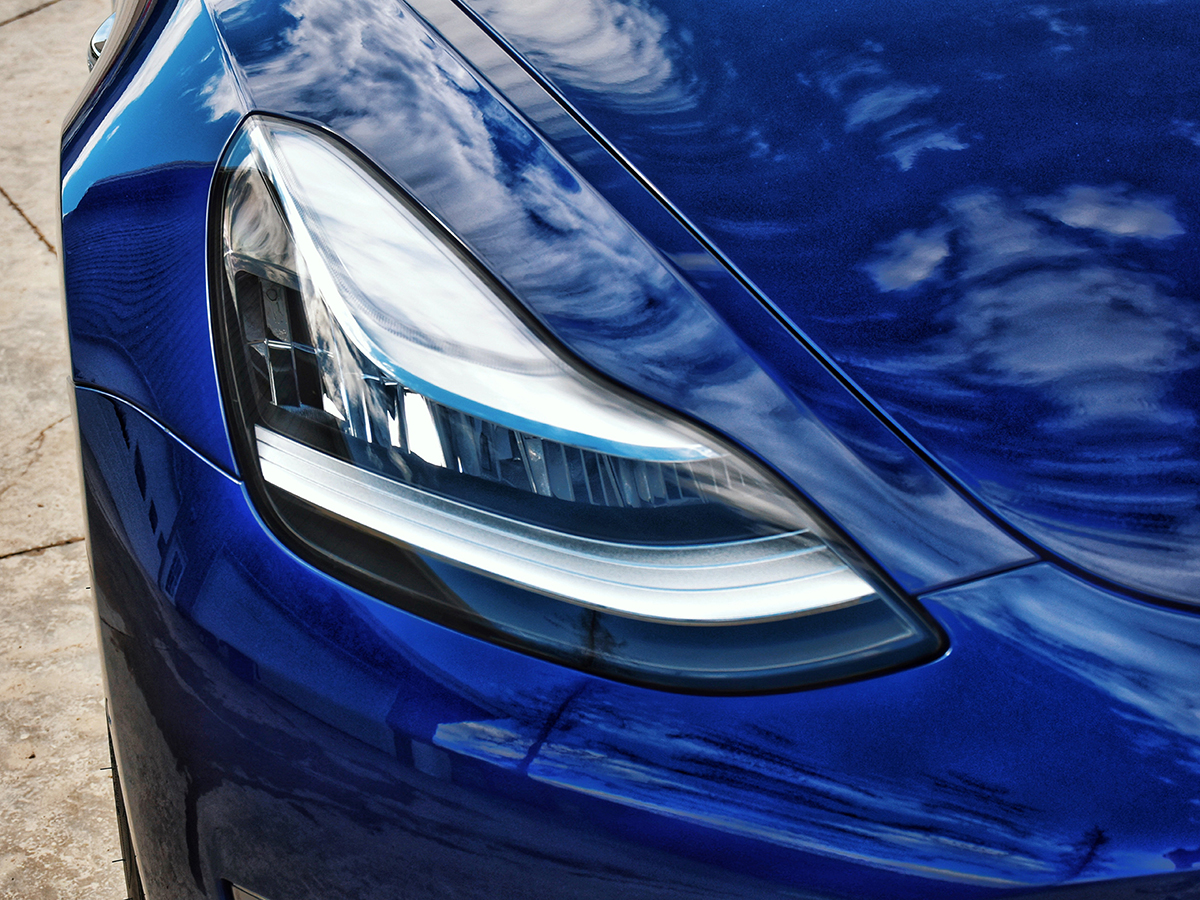 Tesla: Ρεκόρ κερδοφορίας για την αυτοκινητοβιομηχανία