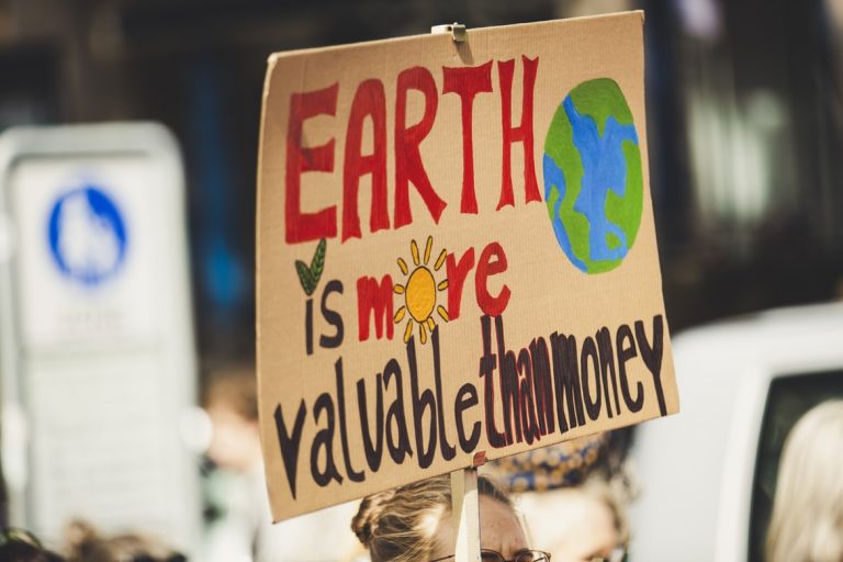 Κλιματική αλλαγή – Οι ακτιβιστές που νίκησαν τη Shell τα βάζουν τώρα με 29 ακόμα πολυεθνικές