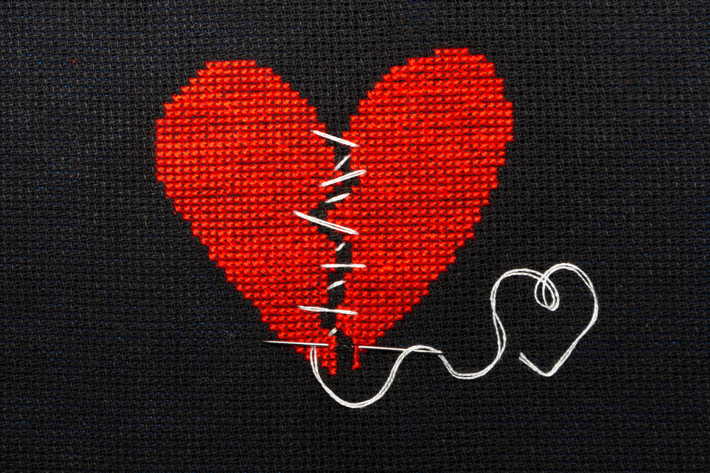 Ραγισμένη καρδιά: Πόσο χρόνο χρειάζεται για να επουλωθεί μετά τον χωρισμό