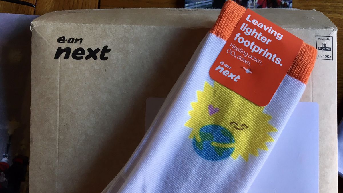 Ενεργειακή εταιρεία στέλνει κάλτσες στους καταναλωτές για να ζεσταθούν