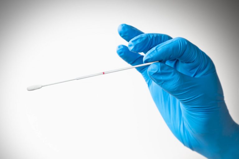 Self test – Γιατί δεν εντοπίζουν πάντα την Όμικρον – Τι λένε οι ειδικοί
