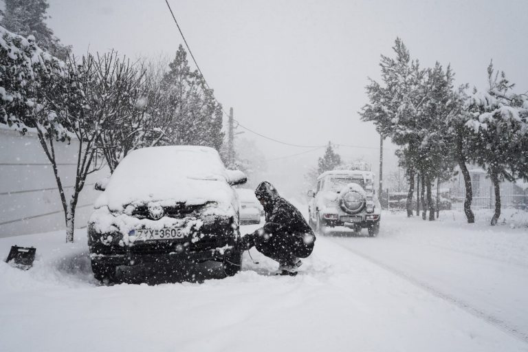 Κακοκαιρία: Γιατί τα τα χιονολάστιχα είναι καλύτερα από τις αντιολισθητικές αλύσιδες