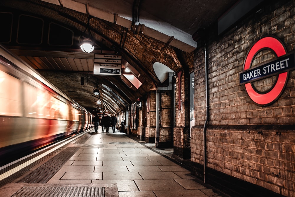 Τα crypto «βομβαρδίζουν» το μετρό του Λονδίνου