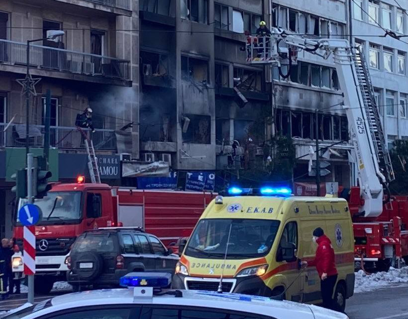 Έκρηξη στη Συγγρού: Τραυματίας σε σοβαρή κατάσταση μεταφέρεται στο Λαϊκό Νοσοκομείο