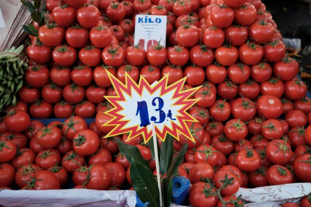 Τα φρούτα γίνονται πολυτέλεια στην Τουρκία του Ερντογάν καθώς ο πληθωρισμός απειλεί την επανεκλογή του