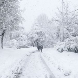 Καιρός: Έρχονται χιονοκαταιγιδες και τσουχτερό κρύο – Στα λευκά και η Αττική
