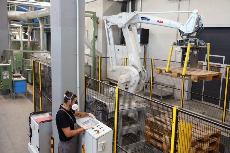 Η Ευρώπη στηρίζει και στηρίζεται στη βιομηχανία της