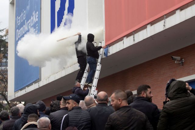 Αλβανία – Σε εμφύλιο το Δημοκρατικό κόμμα – Απόπειρα εισβολής διαδηλωτών στα γραφεία του